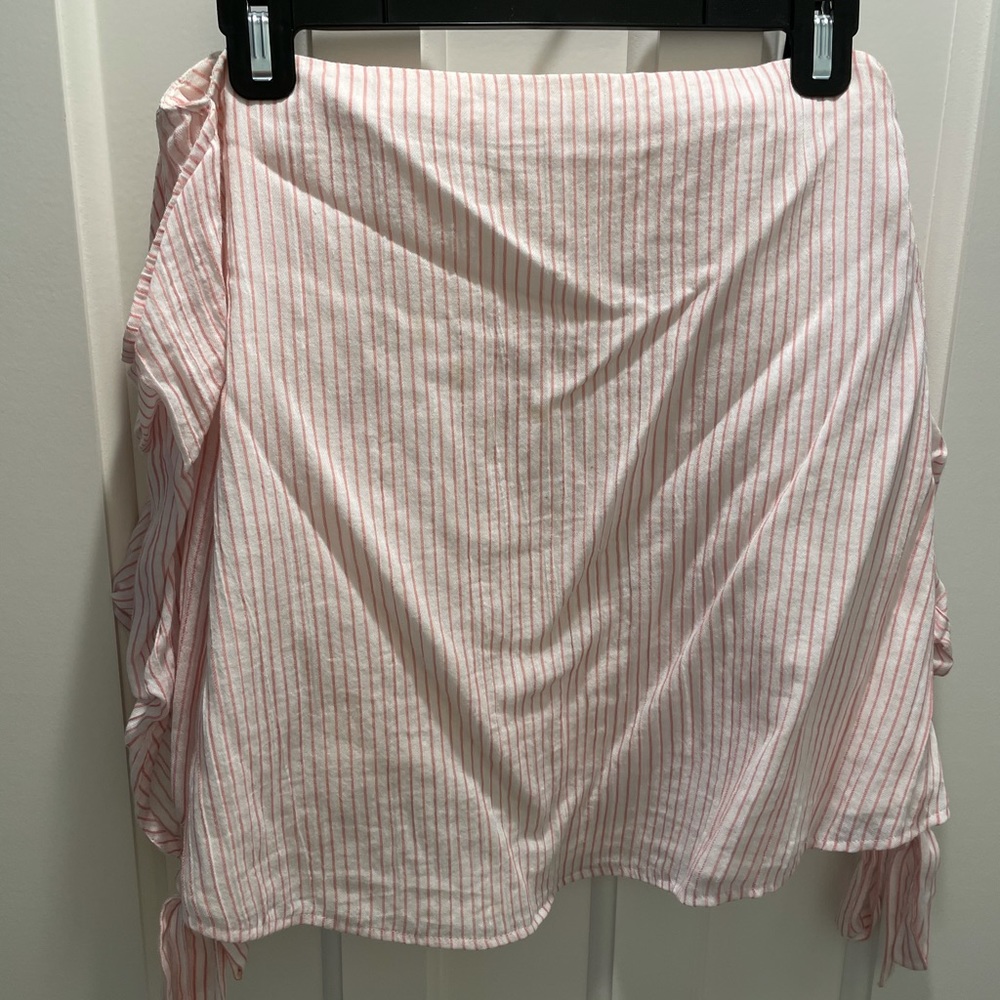 Pink sear sucker print strapless top with sleeves